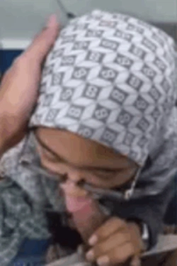 Bokep Indo – Mahasiswi Berjilbab Nungging di Kampus