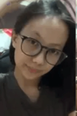 Bokep Indo -Gadis Bondol Kacamata Colmek di Kamar